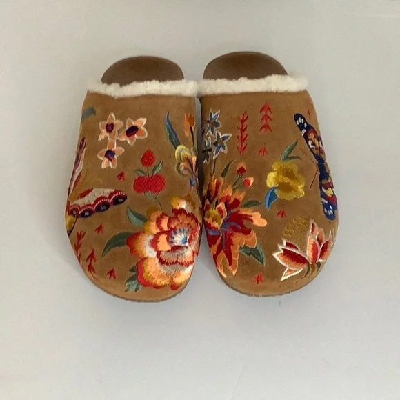 BRAND NEW JOHNNY WAS EMBROIDERED SHERPA CLOGS SIZE 7 - Picture 3 of 6